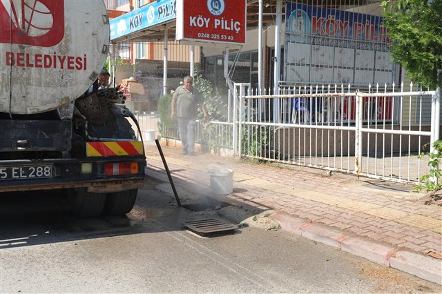 İlçemizde etkili olan şiddetli yağışın ardından ekiplerimiz sahada çalışmalarını aralıksız sürdürdü.