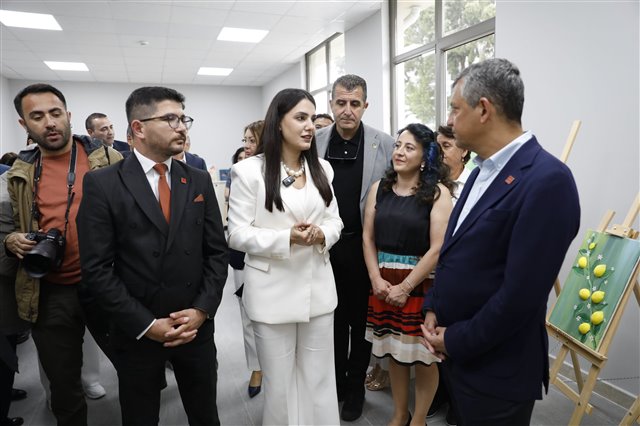 Genel Başkanımız Sayın Özgür Özel’i, Zeynep Tezyal Kadın Sosyal Tesisimizde ağırlamaktan büyük onur duyduk.