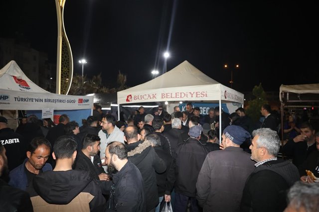 Kadir Gecesi vesilesiyle Belediye Başkan Yardımcımız Hüseyin Göktur ve Belediye Meclis Üyelerimiz ile birlikte Hacı Ömer Ağa Camii önünde hemşehrilerimize salep ikramında bulunduk.