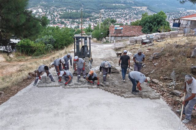 Çavuşlar Mahallesi 3318. Sokak’ta, Hökez Dağı yolunun başlangıcındaki toprak yolu parke ile kaplayarak ulaşımı daha güvenli ve kullanışlı hale getirdik.