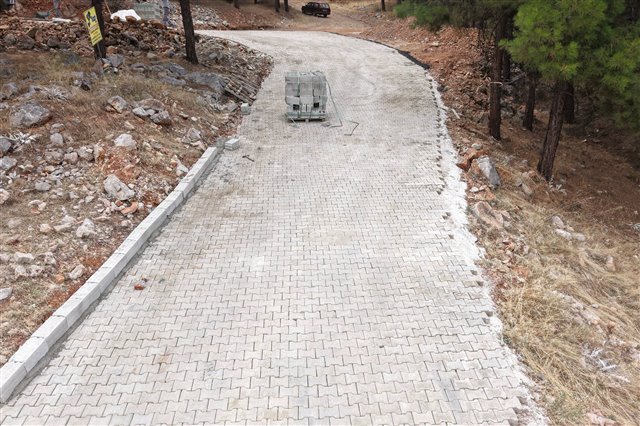 Çavuşlar Mahallesi 3318. Sokak’ta, Hökez Dağı yolunun başlangıcındaki toprak yolu parke ile kaplayarak ulaşımı daha güvenli ve kullanışlı hale getirdik.