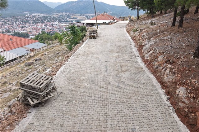 Çavuşlar Mahallesi 3318. Sokak’ta, Hökez Dağı yolunun başlangıcındaki toprak yolu parke ile kaplayarak ulaşımı daha güvenli ve kullanışlı hale getirdik.