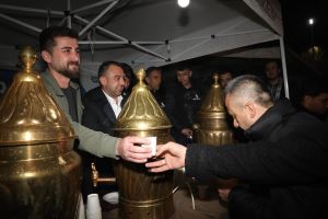 Kadir Gecesi vesilesiyle Belediye Başkan Yardımcımız Hüseyin Göktur ve Belediye Meclis Üyelerimiz ile birlikte Hacı Ömer Ağa Camii önünde hemşehrilerimize salep ikramında bulunduk.