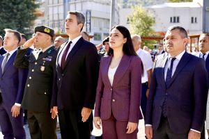19 Eylül Gaziler Günü dolayısıyla Cumhuriyet Meydanımızda düzenlenen çelenk sunma törenine katıldık.