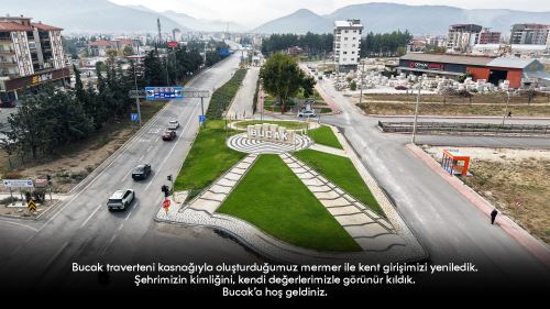 Bucak traverteni kasnağıyla oluşturduğumuz mermer ile kent girişimizi yeniledik.