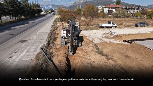 Çamlıca Mahallemizde imara yeni açılan yolda su isale hattı döşeme çalışmalarımızı tamamladık.