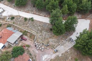 Çavuşlar Mahallesi 3318. Sokak’ta, Hökez Dağı yolunun başlangıcındaki toprak yolu parke ile kaplayarak ulaşımı daha güvenli ve kullanışlı hale getirdik.