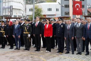 ​Cumhuriyetimizin 103. yıl dönümünde, Ulu Önderimiz Gazi Mustafa Kemal Atatürk’ün anıtına çelengimizi sunarak Cumhuriyetimize olan bağlılığımızı bir kez daha ifade ettik.