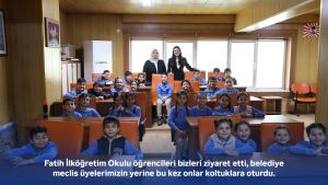 Fatih İlköğretim Okulu öğrencileri bizleri ziyaret etti, belediye meclis üyelerimizin yerine bu kez onlar koltuklara oturdu.