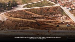 Hacısarılar Mezarlığı’nın üst kısmında yer alan eğimli arazide düzleme ve dolgu çalışmalarımızı sürdürüyoruz.