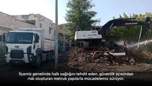 İlçemiz genelinde halk sağlığını tehdit eden, güvenlik açısından risk oluşturan metruk yapılarla mücadelemiz sürüyor.