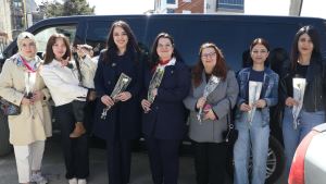 Pazar Pazarında kadın esnaflarımız ve hemşehrilerimizle bir araya gelerek 8 Mart Dünya Emekçi Kadınlar Günü dolayısıyla çiçeklerimizi takdim ettik.