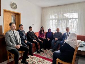 Ramazan Bayramı vesilesiyle şehit ailelerimizi ve gazilerimizi ziyaret ederek bayramlarını kutladık.